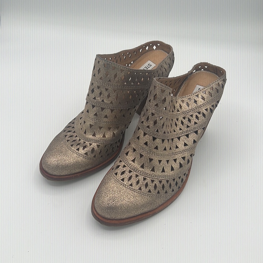 Gold Steve Madden mule shoe with dark brown chunky 3”heels. Slightly worn.